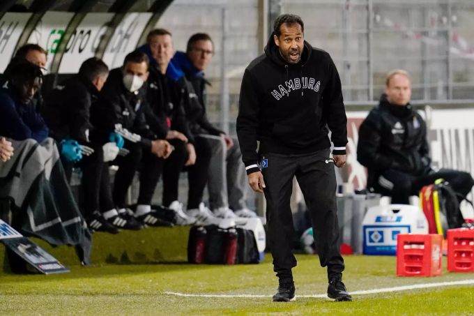 Daniel Thioune, Trainer des HSV, während dem Spiel gegen Sandhausen. HSV