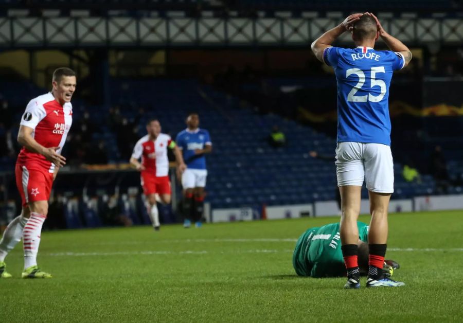 Rangers-Stürmer Kemar Roofe hat Prag-Goalie Ondrej Kolar im Gesicht getroffen.