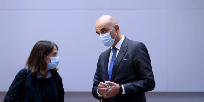 Nora Kronig (links), zuständig für die Impfstoff-Beschaffung in der Schweiz, und Bundesrat Alain Berset besprechen sich. Alain Berset Curevac Coronavirus