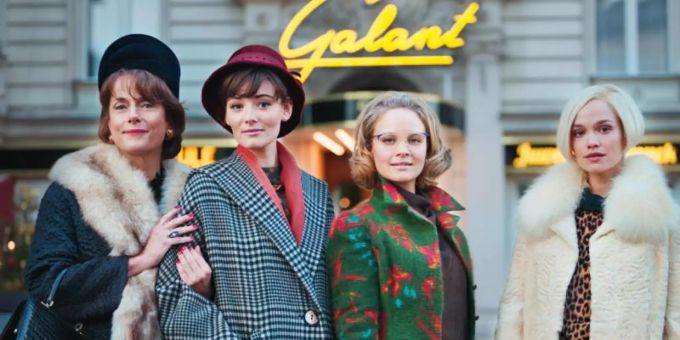 Kein Glück in der Liebe: Der zweite Teil der dritten Staffel «Ku'damm 63» konnte beim Publikum punkten. Es spielten: Claudia Michelsen (l-r), Maria Ehrich, Sonja Gerhardt und Emilia Schüle. Foto: M. Schreitel/B. Laewen/T. Wiemer/ZDF/dpa ku?damm 56