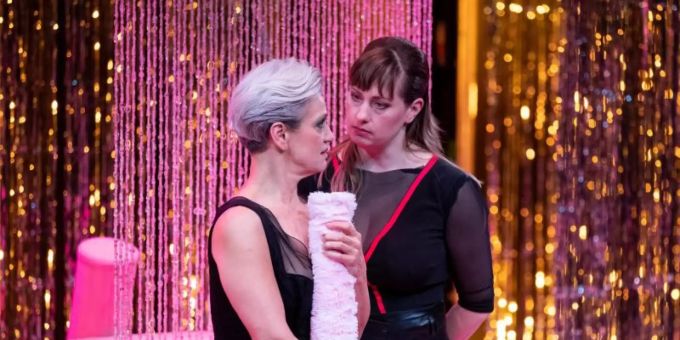 Die Schauspielerinnen Adeline Schebesch (l) und Lisa Mies stehen im Stück «Sex Arbeit»: Nun kommen in einer Podcast-Reihe des Staatstheaters Nürnberg Sexarbeitende selbst zu Wort. Foto: Daniel Karmann/dpa Die Schauspielerinnen Adeline Schebesch (l) und Lisa Mies stehen im Stück «Sex Arbeit»: Nun kommen in einer Podcast-Reihe des Staatstheaters Nürnberg Sexarbeitende selbst zu Wort. Foto: Daniel Karmann/dpa