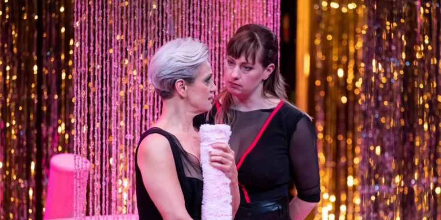 Die Schauspielerinnen Adeline Schebesch (l) und Lisa Mies stehen im Stück «Sex Arbeit»: Nun kommen in einer Podcast-Reihe des Staatstheaters Nürnberg Sexarbeitende selbst zu Wort. Foto: Daniel Karmann/dpa