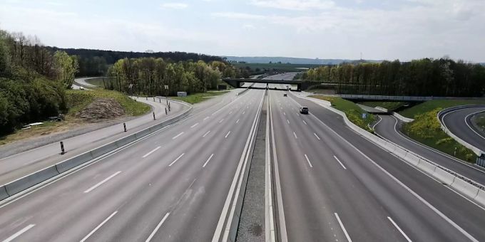Eine fast leere Autobahn. (Symbolbild) Autobahn