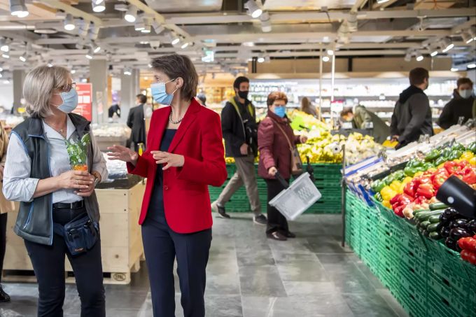 Sommaruga im Gespräch mit einer Coop-Mitarbeiterin in Lausanne.