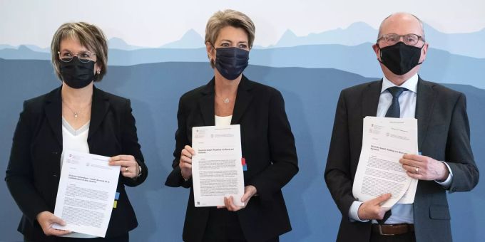 Bundesrätin Karin Keller Sutter, Mitte, Regierungspräsidentin Nathalie Barthoulot, Präsidentin der Konferenz der kantonalen Sozialdirektorinnen und Sozialdirektoren (SODK), links, und Regierungsrat Fredy Fässler, Präsident der Konferenz der Kantonalen Justiz- und Polizeidirektoren (KKJPD), rechts, bei der Unterzeichnungszeremonie Dialog Häusliche Gewalt, am Freitag, 30. April 2021, in Bern. Karin Keller-Sutter Häusliche Gewalt