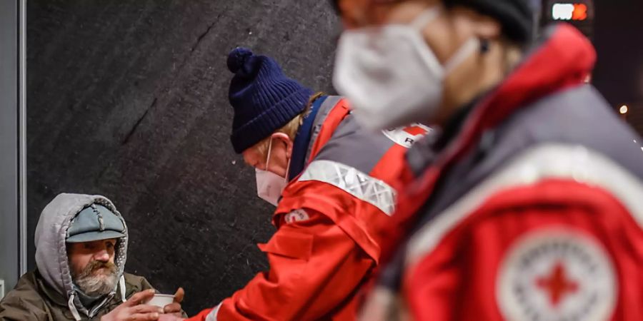 Das Rote Kreuz im Einsatz für Obdachlose am Berliner Alexanderplatz.