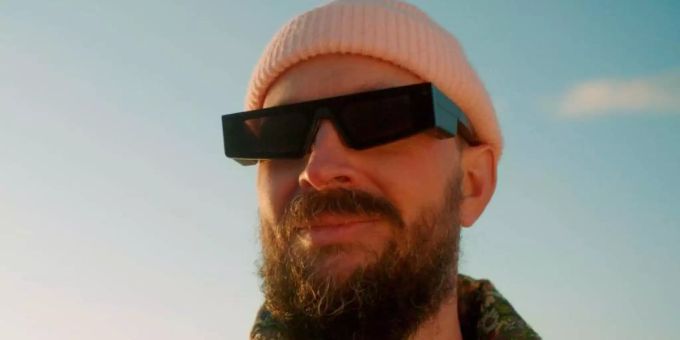 Clay Weishaar - einer der Entwickler - samt einer «Spectacles»-Brille. Foto: Snap Inc/dpa Snapchat