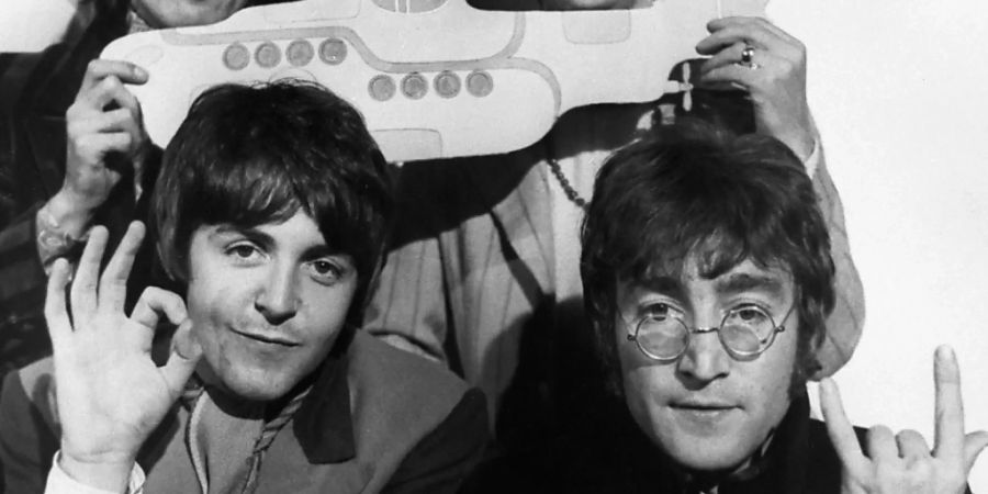 ARCHIV - Die vier «Pilzköpfe» der britischen Popgruppe «The Beatles» (l-r) George Harrison, Ringo Starr, Paul McCartney und John Lennon stehen mit einer Ausschneidefigur vom «Yellow Submarine». Foto: PA Wire/dpa