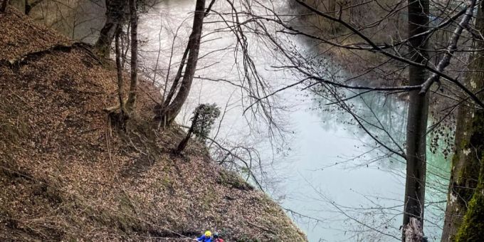 Rettungsaktion in unwegsamem Gelände: In diesen Abhang oberhalb der Saane hatte sich ein 70-jähriger Wanderer verirrt. Rettungsaktion in unwegsamem Gelände: In diesen Abhang oberhalb der Saane hatte sich ein 70-jähriger Wanderer verirrt.
