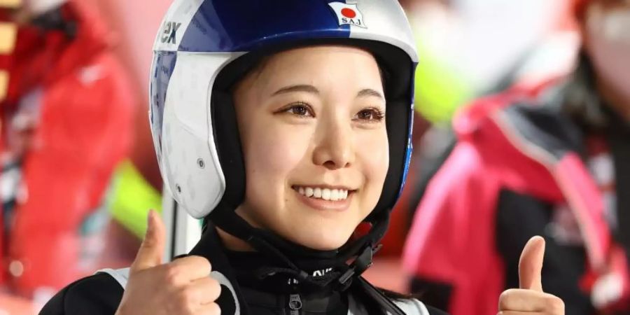 Die Japanerin Sara Takanashi freut sich über ihren Sprung. Foto: Daniel Karmann/dpa