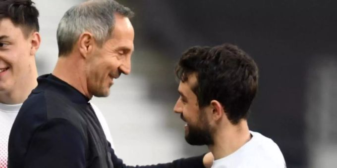 Frankfurts Trainer Adi Hütter lobt nach dem Spiel Mittelfeldspieler Amin Younes. Foto: Arne Dedert/dpa Frankfurts Trainer Adi Hütter lobt nach dem Spiel Mittelfeldspieler Amin Younes. Foto: Arne Dedert/dpa
