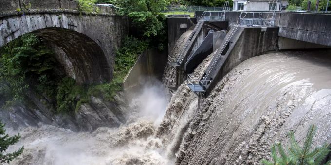 Sicht auf die grossen Wassermengen der Simme, am Dienstag, 13. Juli 2021, beim Stauwehr in Wimmis. Der Pegel des Thunersees liegt nur noch wenige Zentimeter unter der Schadensgrenze. (KEYSTONE/Peter Schneider)