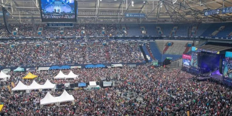 Dicht an dicht in der Schalker Veltins-Arena (2019). Wird es solch volle Hallen wieder geben?. Foto: Friso Gentsch/dpa