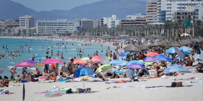 Touristen geniessen die Sonne am Strand von Arenal. Wegen stark steigender Corona-Infektionszahlen stuft die Bundesregierung ganz Spanien und damit auch Mallorca und die Kanaren als Risikogebiet ein. Coronavirus - Mallorca