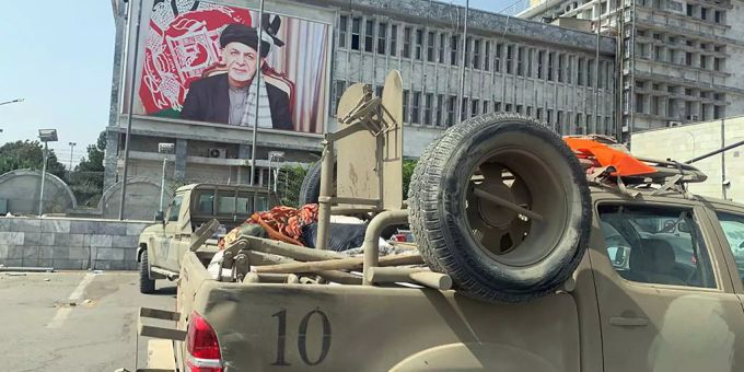 Ein Bild von Afghanistans Präsident Ashraf Ghani am Flughafen von Kabul. kabul