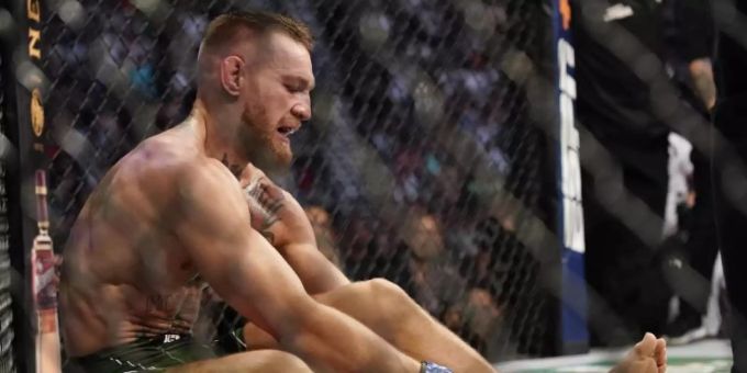 Conor McGregor hat sich während des Kampfs gegen Dustin Poirier das linke Bein gebrochen. Foto: John Locher/AP/dpa conor mcgregor