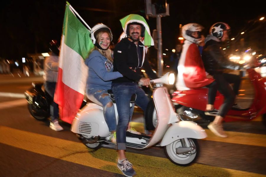 Italienische Fans feiern in Zürich auf Vespas den EM-Triumph der «Squadra Azzurra».