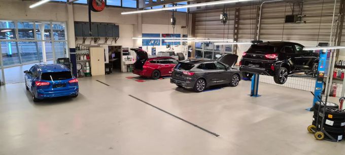 Die Garage bietet genug Platz für Autos, die repariert werden müssen. Garage Hausammann AG