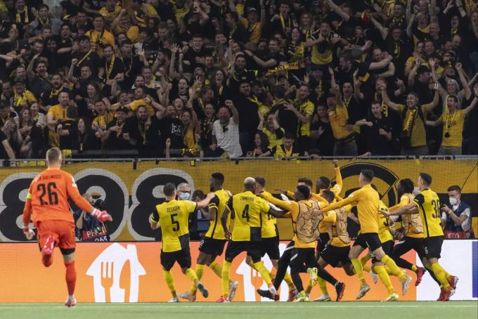 Die Spieler von YB feiern gegen Manchester United einen denkwürdigen 2:1-Sieg. YB