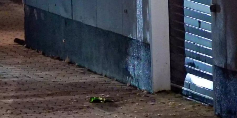 Die unbekannten Täter sollen nach dem Anschlag in einem Auto geflüchtet sein. Foto: B & S/David Rötzschke/dpa-Zentralbild/dpa