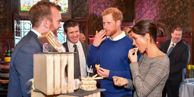 Für Harrys Geburtstag gönnten sich die Sussex ein leckeres Dessert. prinz harry