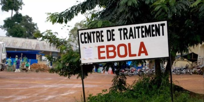 Ein Wegweiser kündigt den Eingang zur Ebola-Behandlungsstation in Gueckedou, Guinea, an. ebola