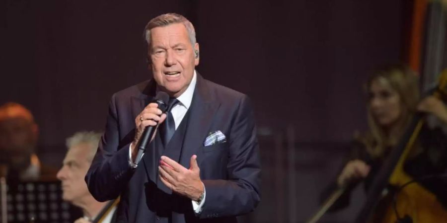 Roland Kaiser singt in der Metropolis-Halle zum Festakt zum 30. Jahrestag der Deutschen Einheit. Foto: Soeren Stache/dpa-Zentralbild/dpa