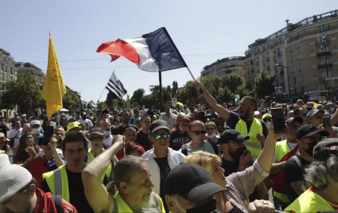 Menschen protestieren in Paris gegen Regelungen bezüglich dem Coronavirus. coronavirus frankreich protest