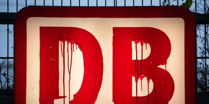 Symbolkraft? Rote Farbe ist auf einem Schild der Deutschen Bahn am Hauptbahnhof von Hildesheim heruntergelaufen. Foto: Julian Stratenschulte/dpa Symbolkraft? Rote Farbe ist auf einem Schild der Deutschen Bahn am Hauptbahnhof von Hildesheim heruntergelaufen. Foto: Julian Stratenschulte/dpa