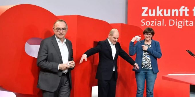 Scholz (M.) mit seinen Parteichefs Scholz (M.) mit seinen Parteichefs