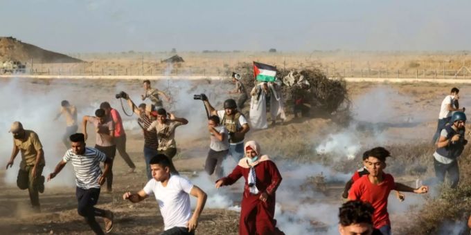 Palästinenser flüchten vor Tränengas im Gazastreifen Palästinenser flüchten vor Tränengas im Gazastreifen