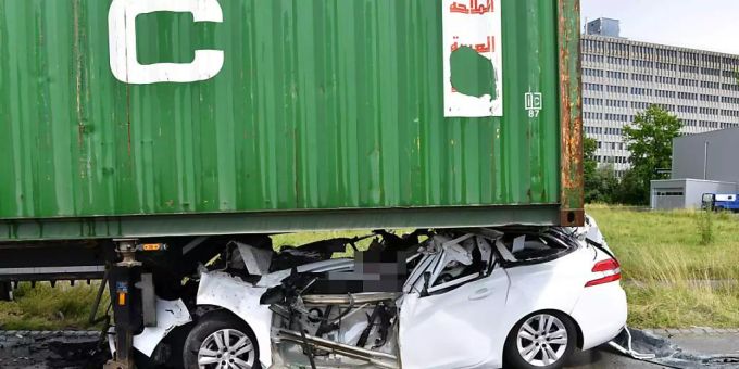 Lupfig AG - Autofahrer (†36) prallt in Lkw-Anhänger und stirbt