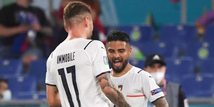 Die Italiener um Lorenzo Insigne (r) und Ciro Immobile wollen ins EM-Halbfinale. Foto: Alberto Lingria/Pool Reuters/AP/dpa