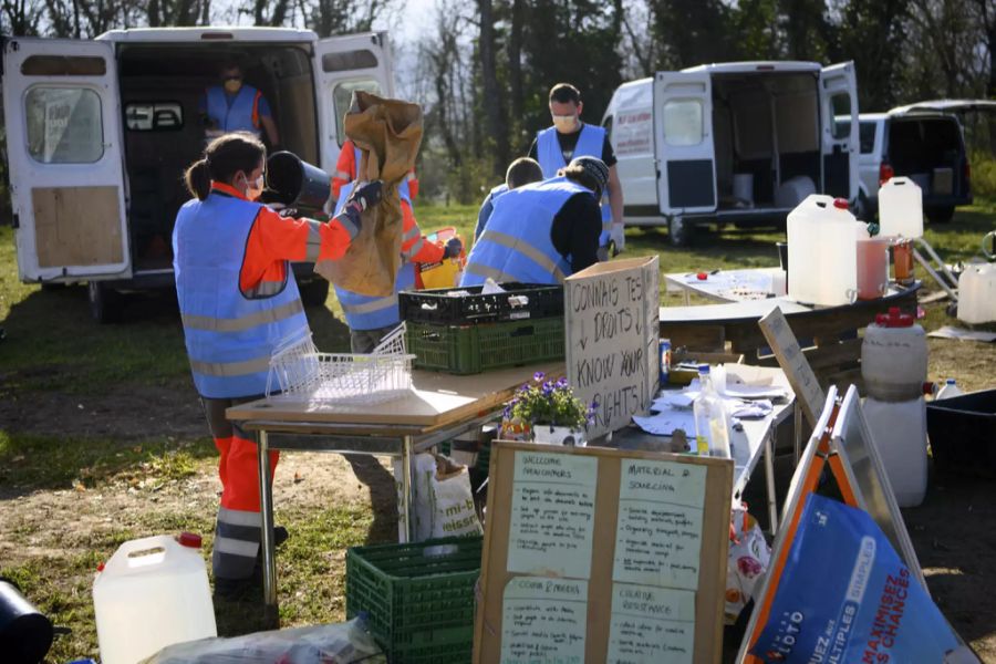 Putzkräfte bei der Räumung des Camps.