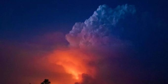 Flammen und Rauch des «Bootleg»-Feuers im US-Bundesstaat Oregon. Foto: John Hendricks/Oregon Office of State Fire Marshal/AP/dpa Flammen und Rauch des «Bootleg»-Feuers im US-Bundesstaat Oregon. Foto: John Hendricks/Oregon Office of State Fire Marshal/AP/dpa