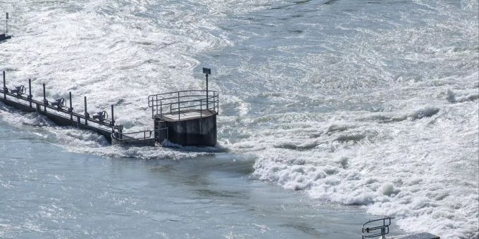 Sicht auf die Hochwasser führende Aare. aare
