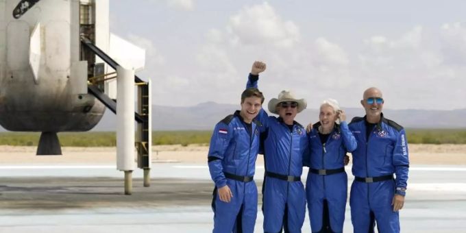Oliver Daemen (l-r) aus den Niederlanden, Jeff Bezos, Gründer von Amazon und des Weltraumtourismus-Unternehmens Blue Origin, Wally Funk, ehemalige US-Pilotin, und Mark Bezos, Bruder von Jeff Bezos, stehen nach der Landung für ein Foto zusammen. Foto: Tony Gutierrez/AP/dpa Oliver Daemen (l-r) aus den Niederlanden, Jeff Bezos, Gründer von Amazon und des Weltraumtourismus-Unternehmens Blue Origin, Wally Funk, ehemalige US-Pilotin, und Mark Bezos, Bruder von Jeff Bezos, stehen nach der Landung für ein Foto zusammen. Foto: Tony Gutierrez/AP/dpa