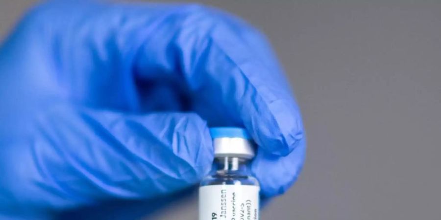 Menschen, bei denen in der Vergangenheit schon einmal das Kapillarlecksyndrom auftrat, wird von einer Impfung mit Johnson & Johnson oder AstraZeneca abgeraten. Foto: Jonas Güttler/dpa