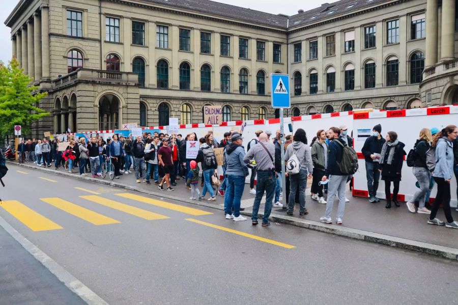 Coronavirus: Die Demonstration vor der Uni Zürich gegen die Zertifikatspflicht.