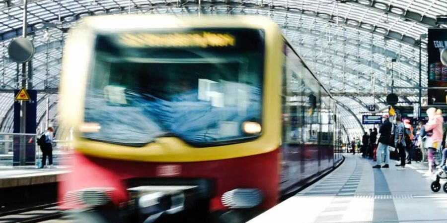 Seit Ausbruch der Corona-Pandemie nutzen weniger Menschen Bahnen und Busse. Doch von April bis Juni war im Nah- und Fernverkehr wieder ein Anstieg zu beaobachten. Foto: Carsten Koall/dpa/Archivbild