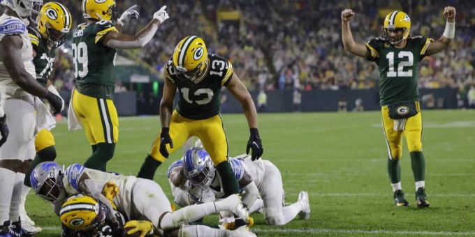 Aaron Rodgers (12) und die Packers jubeln über einen Touchdown von Aaron Jones. packers