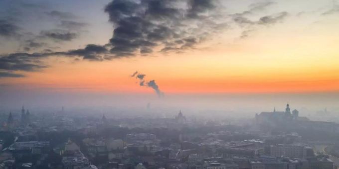 Smog ist über der Stadt Krakau zu sehen. Die Menschen in weiten Teilen der Europäischen Union atmen nach Angaben der Umweltagentur EEA noch immer zu viele Schadstoffe ein. Foto: Lukasz Gagulski/PAP/dpa Smog ist über der Stadt Krakau zu sehen. Die Menschen in weiten Teilen der Europäischen Union atmen nach Angaben der Umweltagentur EEA noch immer zu viele Schadstoffe ein. Foto: Lukasz Gagulski/PAP/dpa