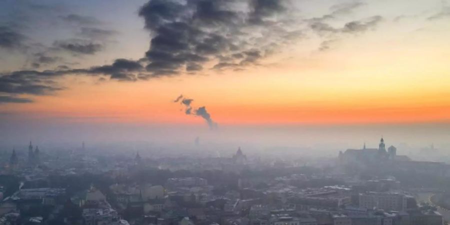 Smog ist über der Stadt Krakau zu sehen. Die Menschen in weiten Teilen der Europäischen Union atmen nach Angaben der Umweltagentur EEA noch immer zu viele Schadstoffe ein. Foto: Lukasz Gagulski/PAP/dpa