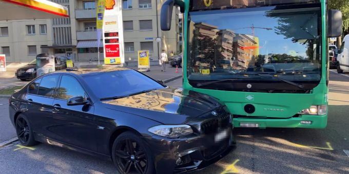 Kollision zwischen Personenwagen und 36er-Linienbus.
