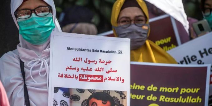 Macron übersät mit Fusstritten: Protest in Indonesien Macron übersät mit Fusstritten: Protest in Indonesien