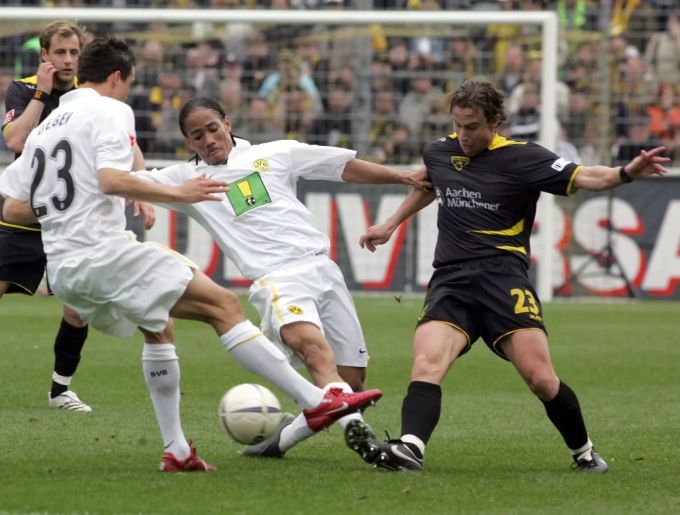 Laurentiu Reghecampf (rechts) im Einsatz für Alemannia Aachen gegen den BVB mit Philipp Degen und Steven Pienaar. Laurentiu Reghecampf