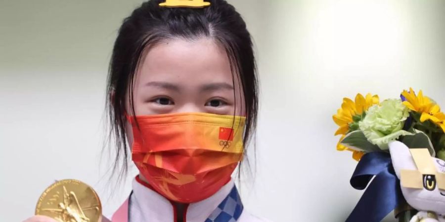 Die chinesische Schützin Qian Yang ist die erste Siegerin bei den Olympischen Spielen in Tokio. Foto: Oliver Weiken/dpa