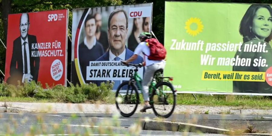 Wahlplakate von SPD, CDU und Grünen in Frankfurt am Main. Foto: Arne Dedert/dpa