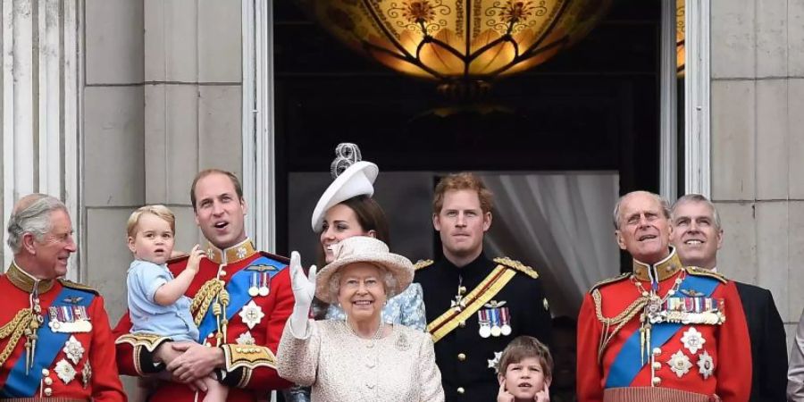 Mitglieder der britischen Königsfamilie im Jahr 2015. Foto: Facundo Arrizabalaga/EPA/dpa/Archivbild