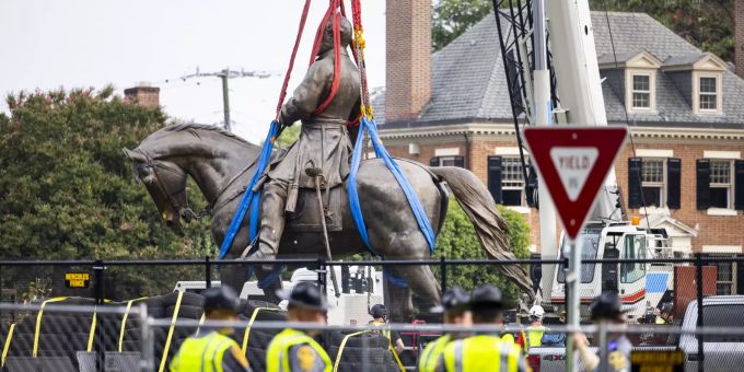 Die Statue von General Robert E. Lee in Richmond bei ihrer Abmontur. Robert E. Lee